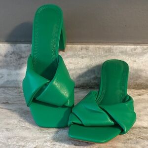 Stradivarius Woman’s size 38 (7 1/2) Green Women's Shoes